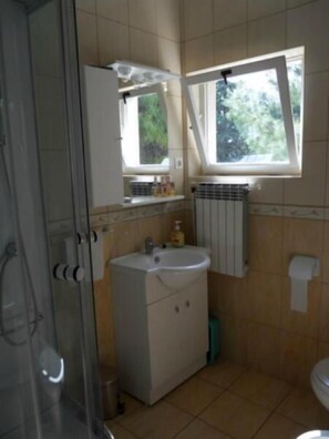 Towels, toilet paper - Apartment Three Palms - Two Bedroom Apartment with Terrace (Supetar)