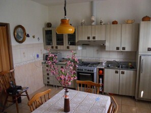 Fridge, microwave, oven, stovetop - Apartment Three Palms - Two Bedroom Apartment with Terrace (Supetar)