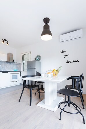 Dining - Apartment Black & White - Comfort Two Bedroom Apartment with Balcony (Split)