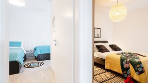 Ein Schlafzimmer mit zwei Betten, einem kleinen Tisch und einem Stuhl.