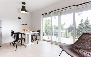 Dining - Apartment Black & White - Comfort Two Bedroom Apartment with Balcony (Split)