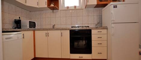 Fridge, oven, stovetop, coffee/tea maker