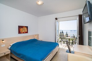 Iron/ironing board, Internet, bed sheets