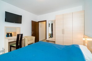Tabla de planchar con plancha, internet y ropa de cama 