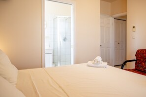 1 غرفة نوم ومكواة/لوح كي وواي فاي وملاءات أسرّة