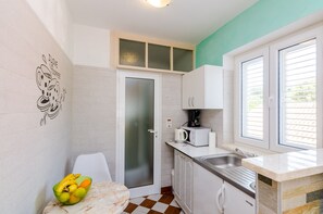 ثلاجة، ميكروويف، موقد طهي مسطح، مستلزمات طهي/أطباق/أوعية