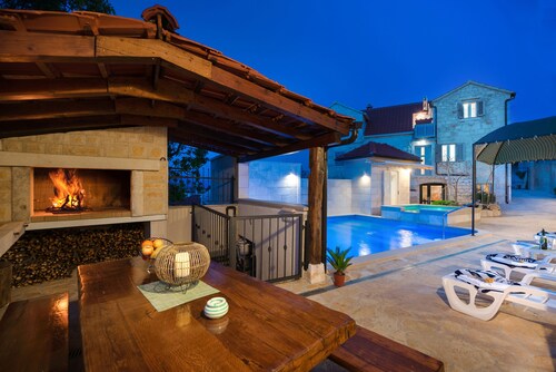 Holiday home Škrika -Three Bedroom Home with heated Pool and Jacuzzi