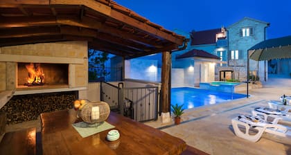 Holiday home Škrika -Three Bedroom Home with heated Pool and Jacuzzi