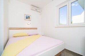 1 bedroom, free internet, bed sheets - Apartments & Rooms Barišić - Standard Double Room with Patio and Garden View (Kupari)
