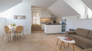 Un appartamento moderno con zona pranzo, cucina e soggiorno.