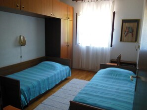 2 soverom, strykejern/-brett, internettilgang og sengetøy