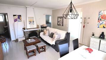 Een televisie en een open haard