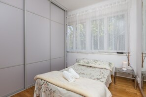 3 bedrooms, iron/ironing board, WiFi, bed sheets