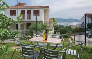 Outdoor dining - Apartments Čiovo - Family One Bedroom Apartment with Terrace (Okrug Gornji)