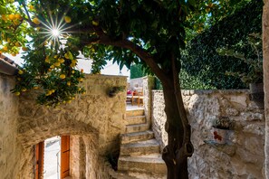 Property grounds - Villa Kanada - Two-Bedroom House with Terrace and Sea View (Brsecine)