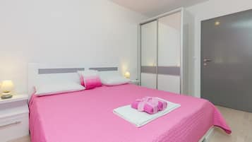 2 bedrooms, iron/ironing board (on request), free WiFi, bed sheets