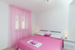 2 bedrooms, iron/ironing board, free WiFi, bed sheets