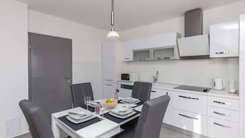 Coffee/tea maker, fridge, microwave, dishwasher