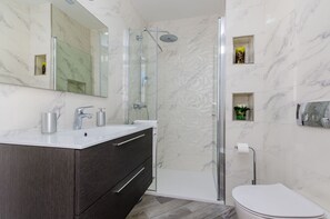 Hair dryer, towels, toilet paper - Apartment Lea - Studio apartment (Dubrovnik)