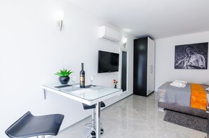Iron/ironing board, free WiFi, bed sheets