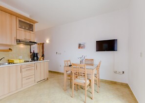 Kühlschrank, Herdplatte, Wasserkocher mit Kaffee-/Teezubehör