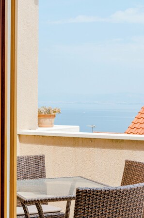 Outdoor dining - Apartments Iggy - One Bedroom Apartment with Sea View and Terrace (A8) (ST) (Postira)