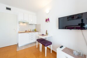 Kjøleskap, kokeplater og kjøkkenutstyr