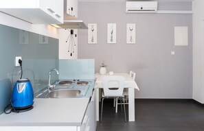 Kylskåp, spishäll och grytor/köksredskap