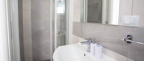 Dusche, Haartrockner, Handtücher