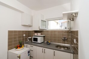 Fridge, stovetop, cookware/dishes/utensils - Guesthouse Ćuk-Studio  (Dubrovnik)