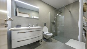 Dusche, Haartrockner, Handtücher