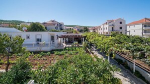 A residential area with houses, a garden, and a vineyard. - Apartment M&P - Four Bedroom Apartment with Terrace Sea View (Supetar)