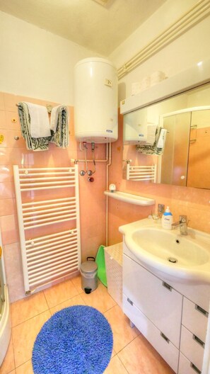 Baignoire, articles de toilette (gratuits), séchoir à cheveux