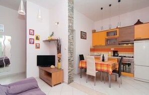 Fridge, oven, stovetop, coffee/tea maker