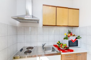 Réfrigérateur, micro-ondes, plaque de cuisson, cafetière/bouilloire