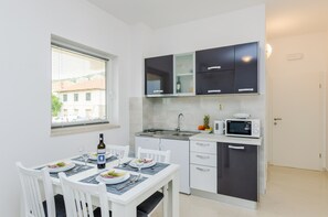 Geladeira, micro-ondas, cooktop, torradeira