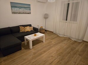 LCD TV - Holiday Home Kim - Two-Bedroom House with Terrace and Sea View (Mokosica)