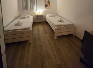 2 bedrooms, iron/ironing board, free WiFi, bed sheets - Holiday Home Kim - Two-Bedroom House with Terrace and Sea View (Mokosica)