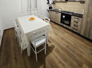 Dining - Holiday Home Kim - Two-Bedroom House with Terrace and Sea View (Mokosica)