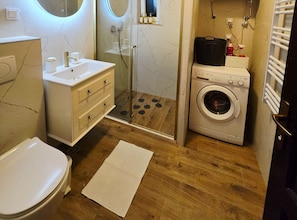 Hair dryer, towels - Holiday Home Kim - Two-Bedroom House with Terrace and Sea View (Mokosica)