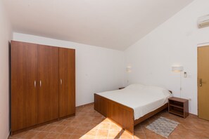 Iron/ironing board, Internet, bed sheets