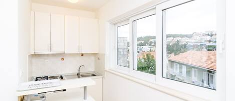 雪櫃、微波爐、焗爐、爐具