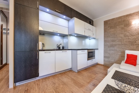Refrigerador, microondas, placa de cocina, lavavajillas