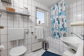 Kylpyamme, hiustenkuivaaja, pyyhkeet