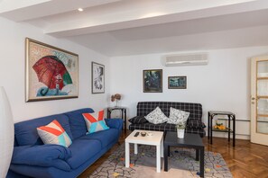 Een plasmatelevisie en een dvd-speler