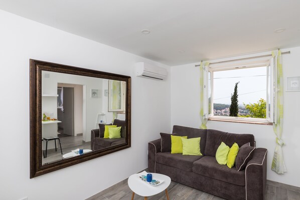Flat-screen TV, video library - Apartment Semi - One Bedroom Apartment with Terrace and Sea View (Dubrovnik)