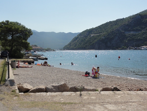 Enjoy a serene lakeside retreat with a pebbled beach, perfect for swimming and sunbathing.