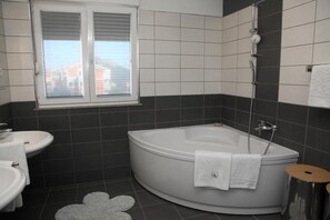 Badewanne, kostenlose Toilettenartikel, Haartrockner, Handtücher