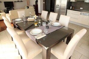 Dining - Apartment Toma - Comfort Two-Bedroom Apartment with Terrace and Sea View (Kucine)