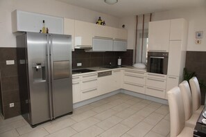 Een koelkast, een oven, een vaatwasser, een waterkoker